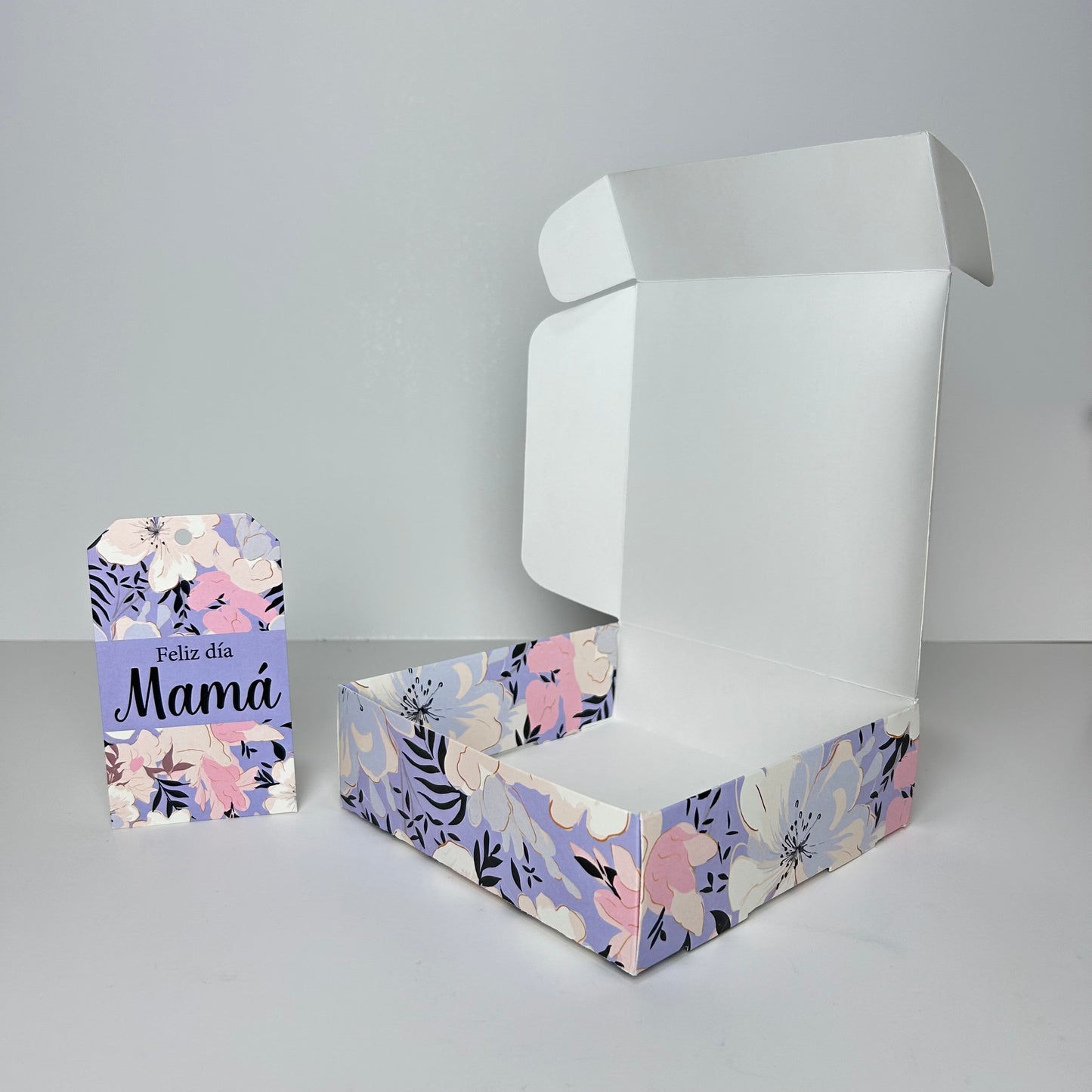 Caja 16x16x5 cm Flores + Tag “Feliz día Mamá”