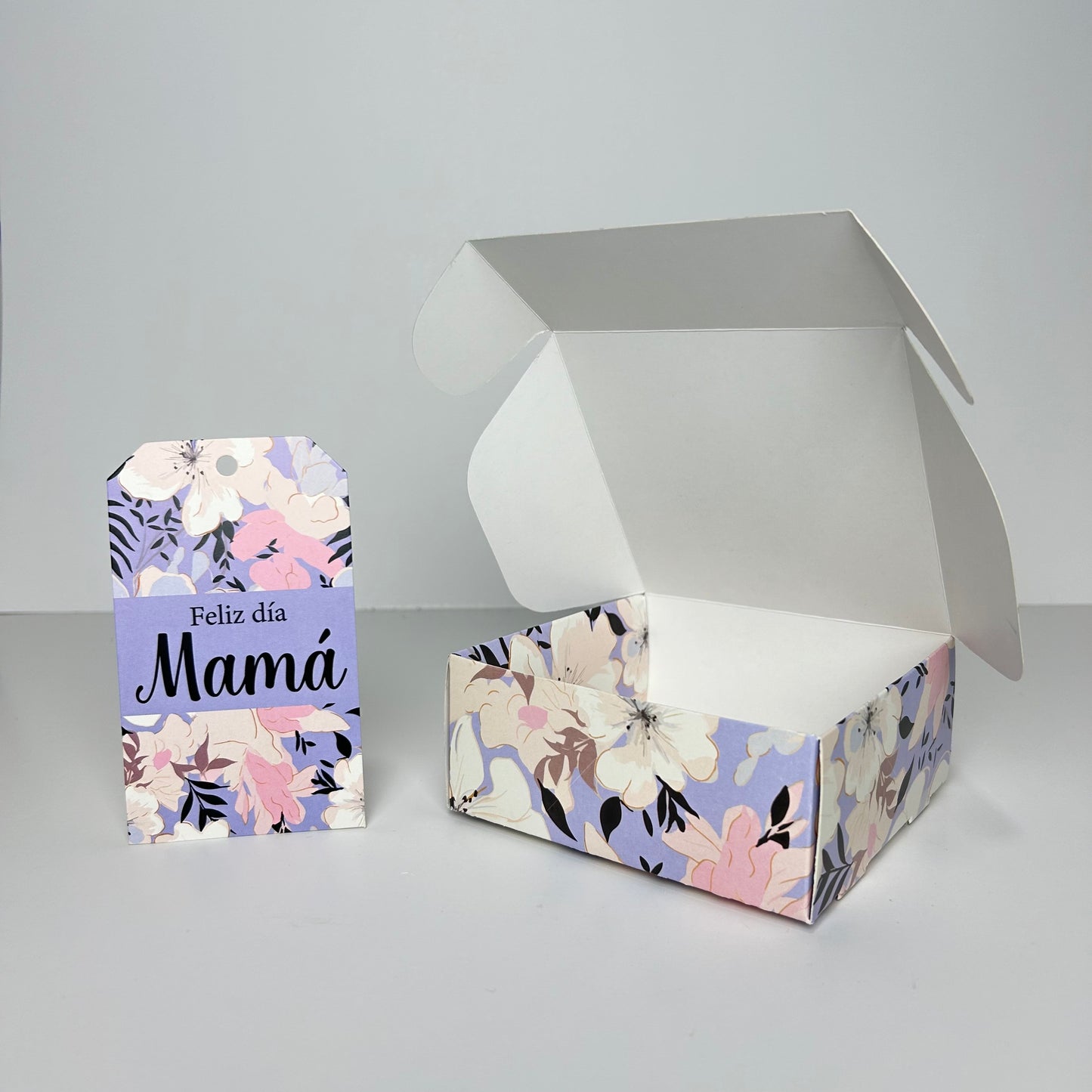 Caja 12x12x5 cm Flores + Tag “Feliz día Mamá”