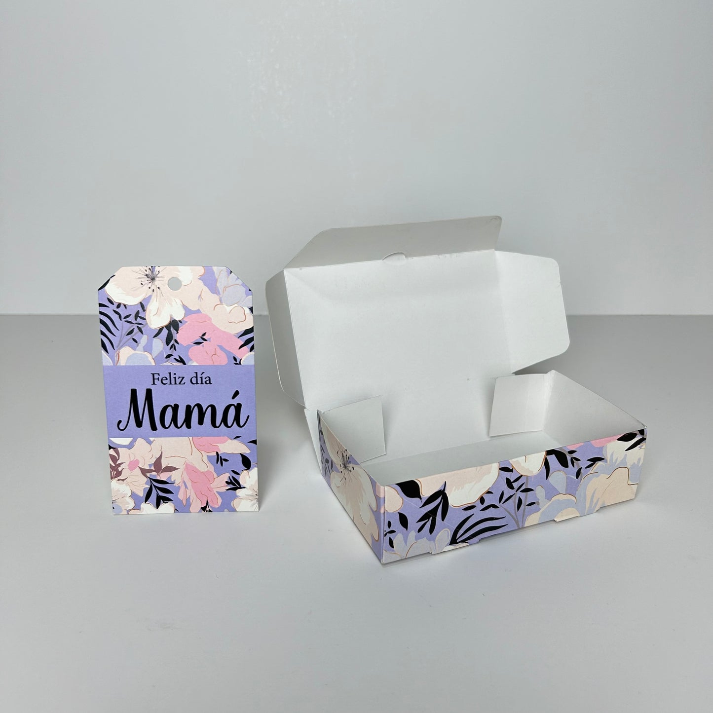 Caja 14x8x4 cm Flores + Tag “Feliz día Mamá”